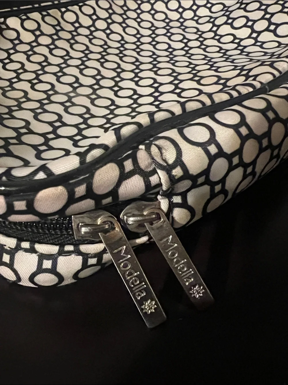 Modella compact black